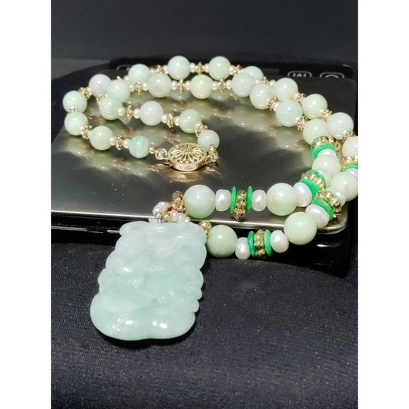 Vintage Jadeite and Pearl Beaded Strand Carved Gold Plated Necklace and Pendant - Picture 3 of 13